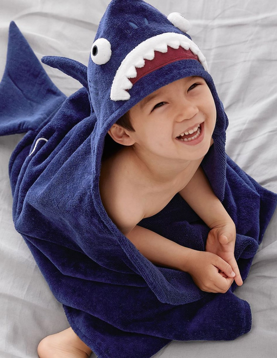 Toalla con gorro Shark de algodón infantil 4