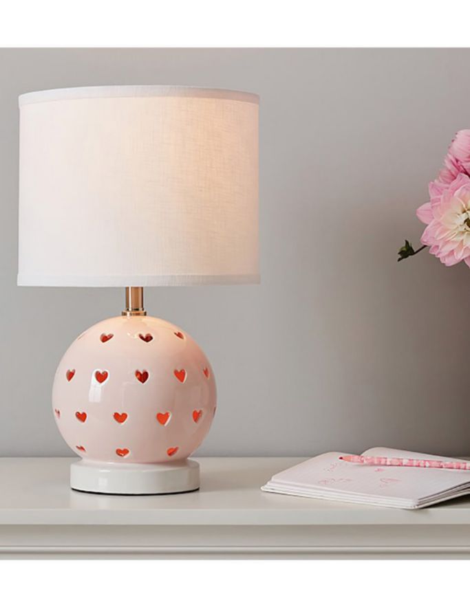 Lámpara para mesitas de noche con terminaciones en rosa pastel y base de  madera natural con decoración de corazón en la tulipa