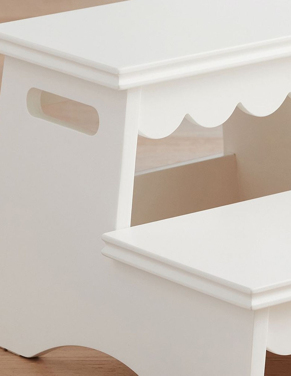 BANCO SCALLOP STEPSTOOL, BLANCO